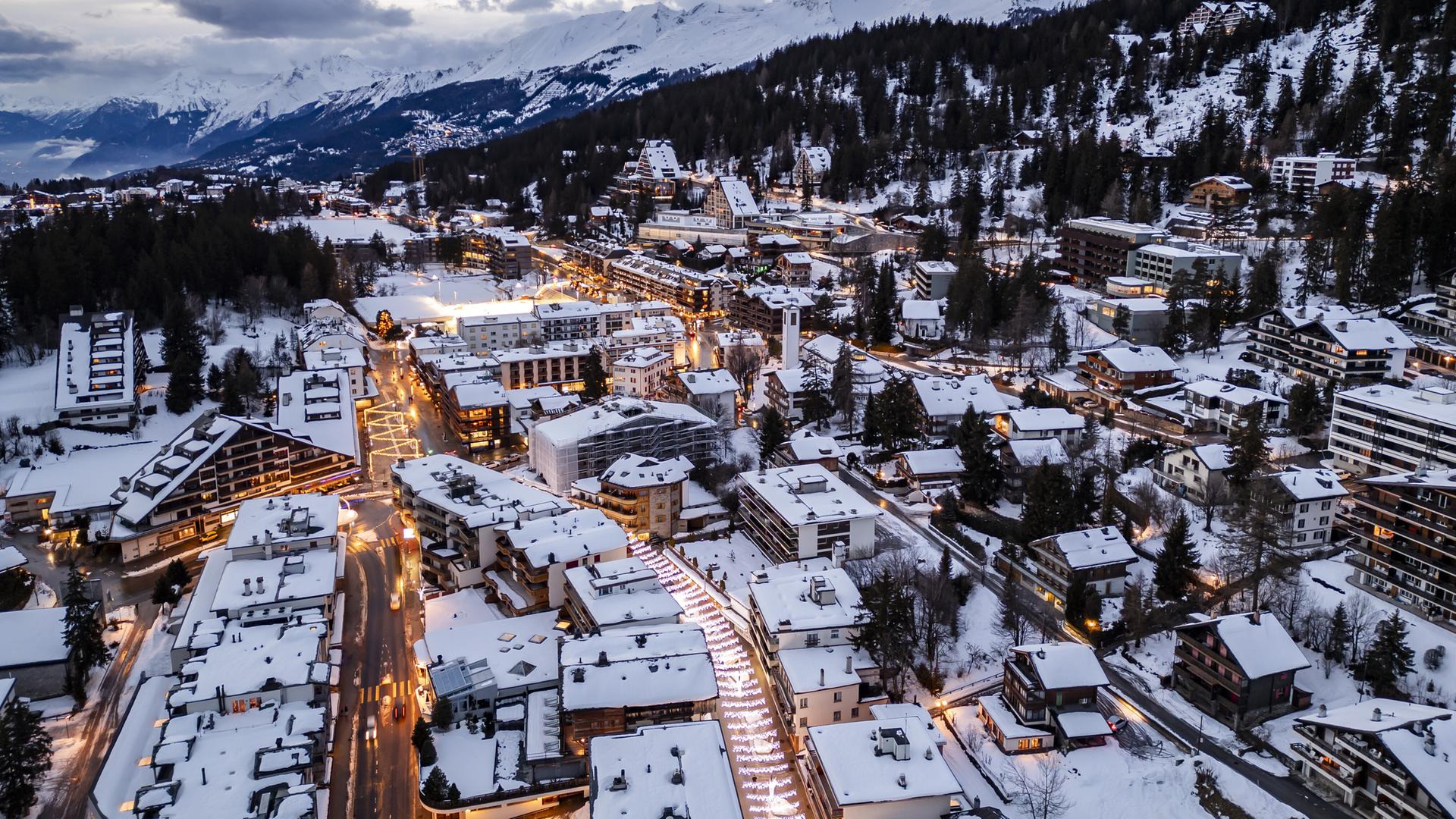 Ein Blick auf den Schweizer Ort Crans-Montana.