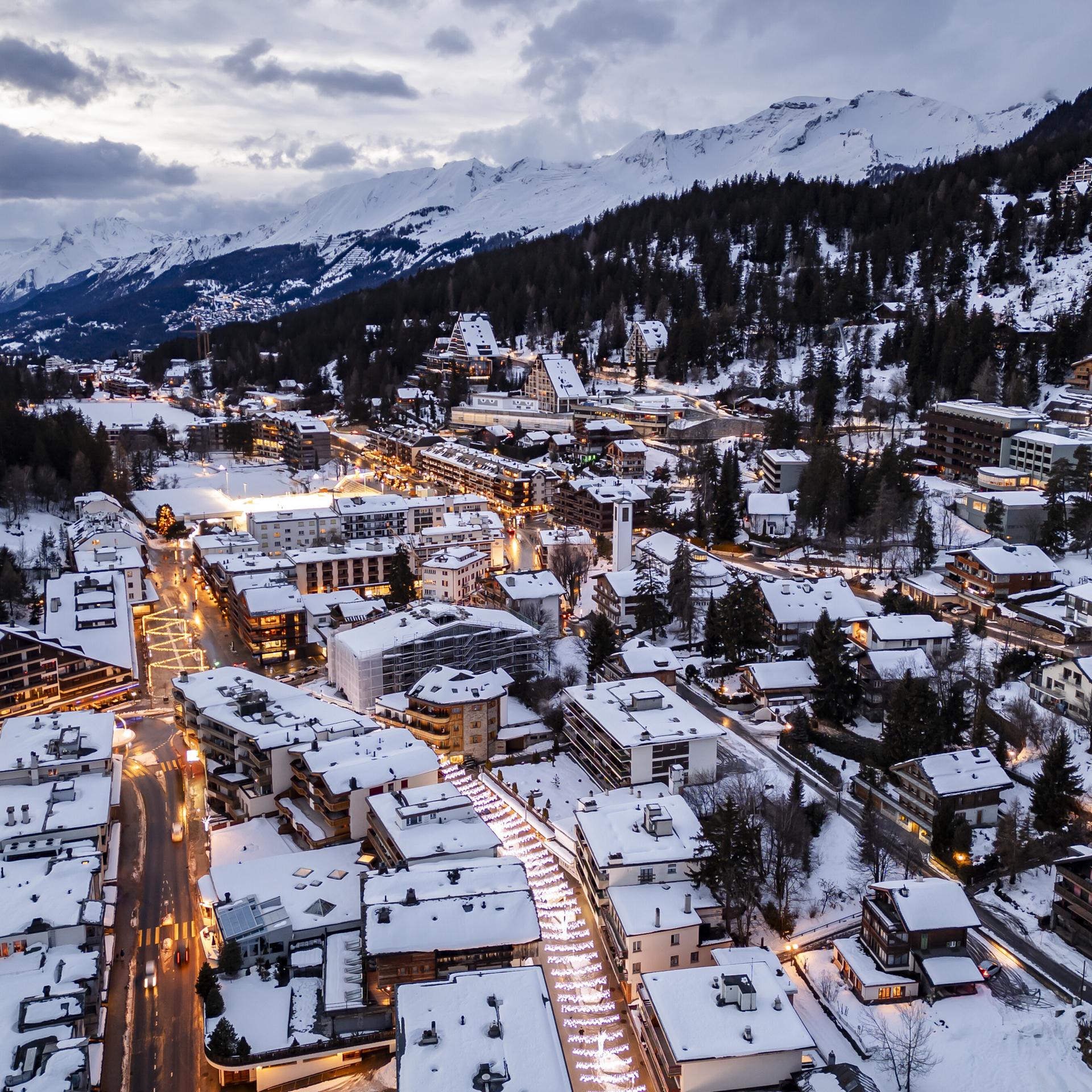 Ein Blick auf den Schweizer Ort Crans-Montana.