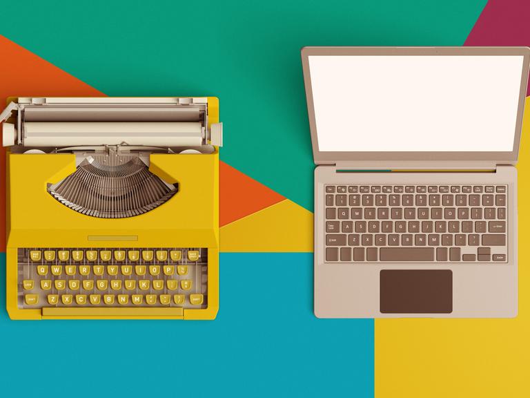 Vor verschiedenfarbigem Hintergrund ist auf der linke Seite eine gelbe Schreibamschine. Rechts ein silberfarbener Laptop.