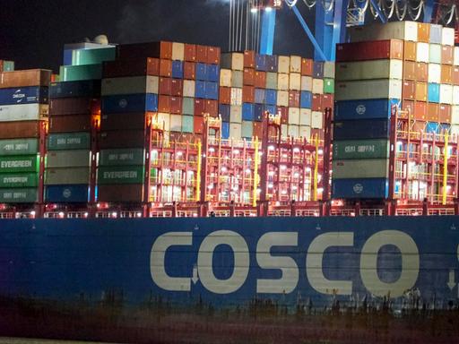 Ein Containerschiff der chinesischen Firma Cosco im Hamburger Hafen. 