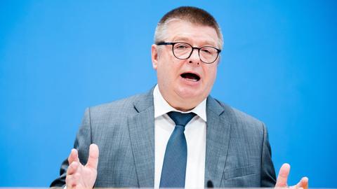 Berlin: Thomas Haldenwang, Präsident des Bundesamtes für Verfassungsschutz, spricht auf einer Pressekonferenz