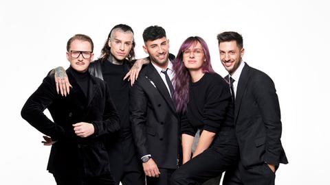 Die fünf Mitglieder des Teams von "Queer Eye Germany" stehen gut gelaunt beieinander.