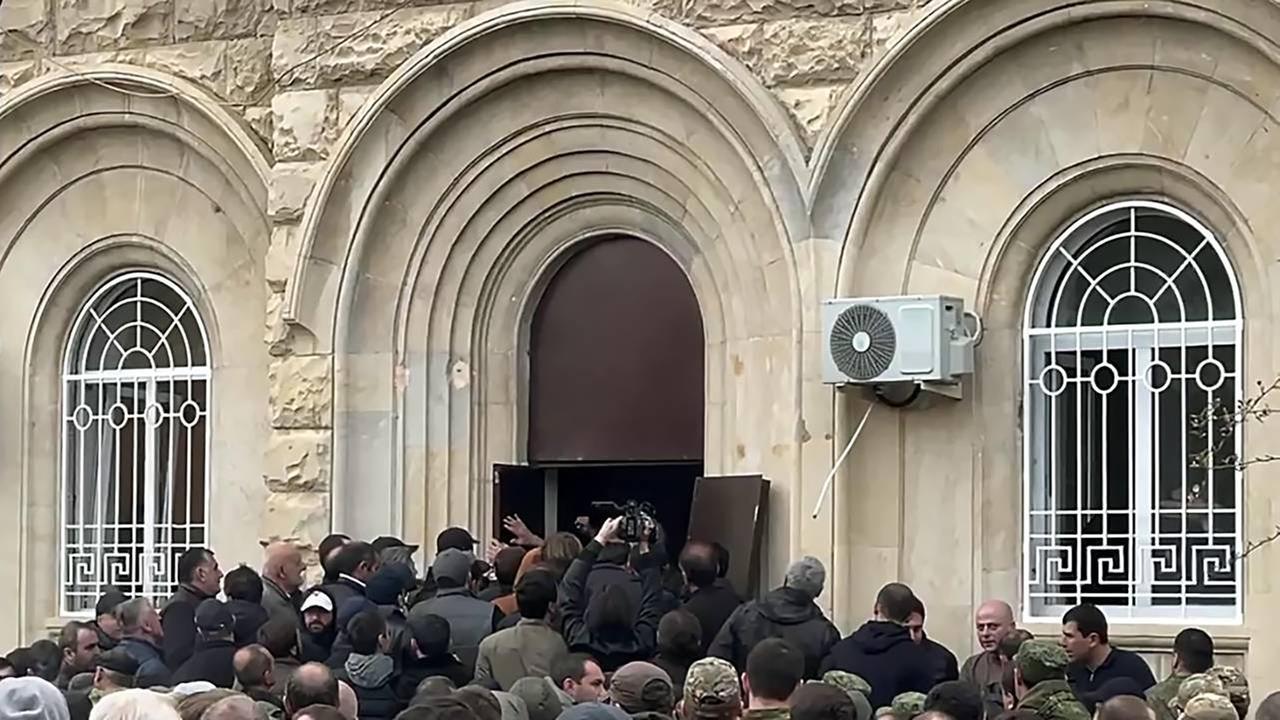 Menschen stürmen das Regionalparlament in Sochumi, Abchasien