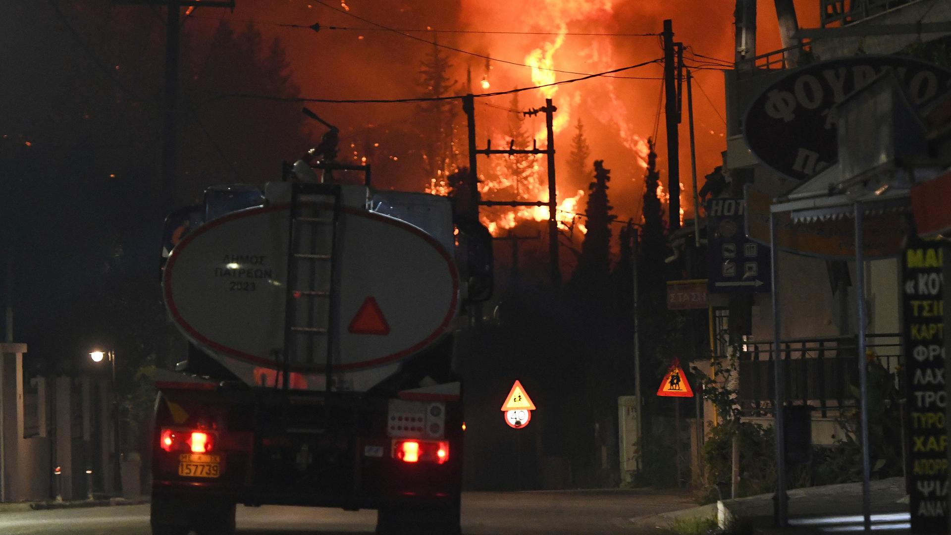 Bei einem Waldbrand im griechischen Dorf Kaminia in der Nähe von Patras schlagen Flammen aus einem Wald. 
