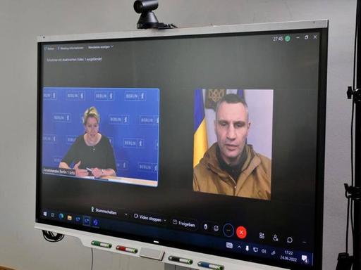 Auf einem Bildschirm sieht man links Berlins regierende Bürgermeisterin Franziska Giffey und rechts Vitali Klitschko, Bürgermeister von Kiew. Sein Bild stammt allerdings aus einem älteren Interview.