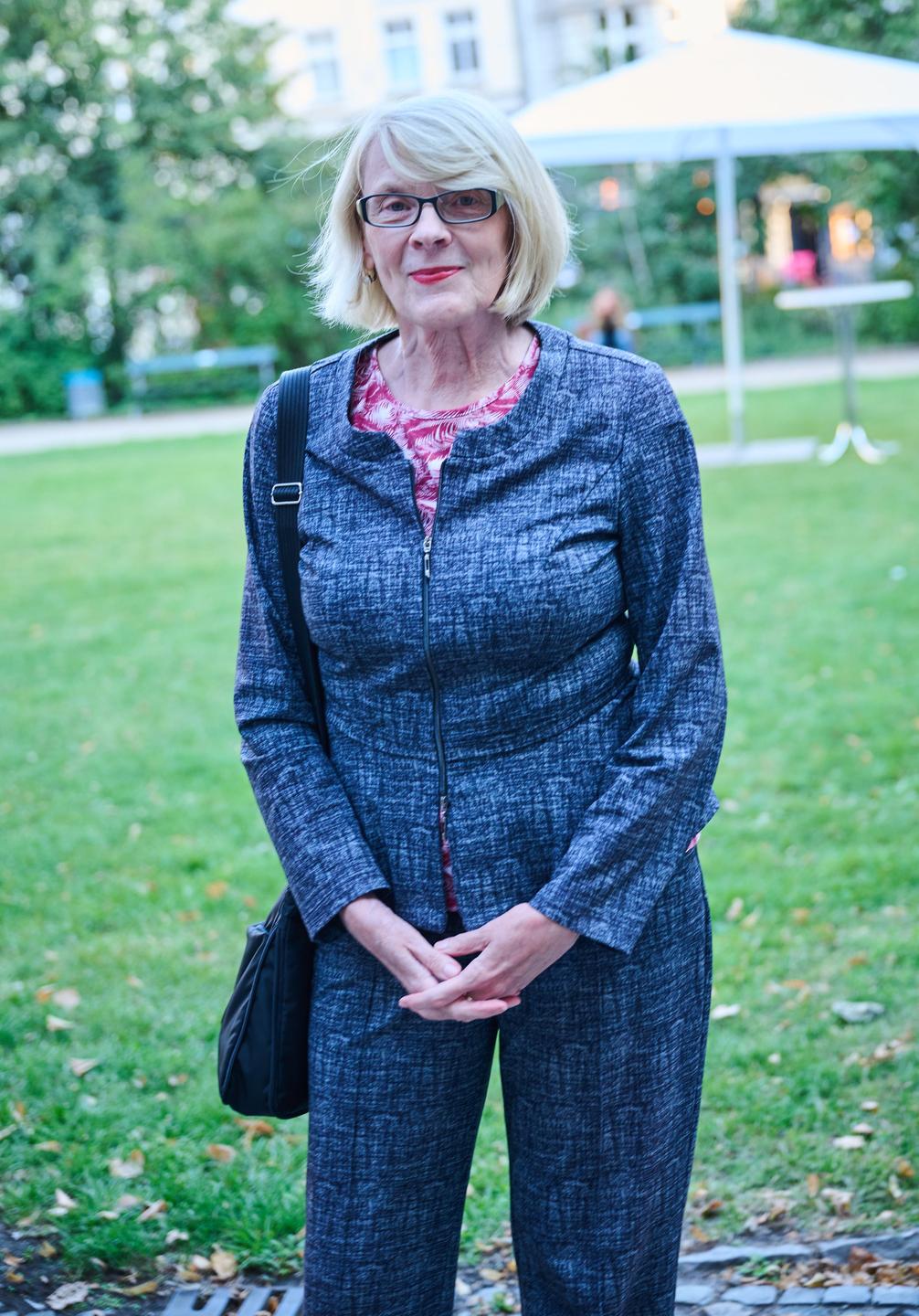 Regula Venske, Präsidentin Deutscher PEN steht im Garten der St.-Elisabeth-Kirche.