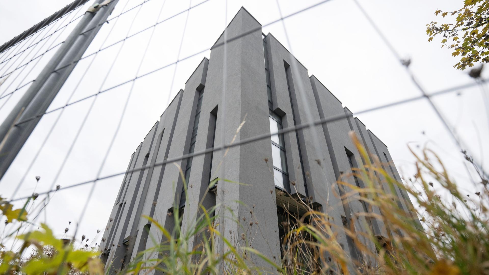 Leinfelden-Echterdingen: Ein Bauzaun steht vor der Moschee auf den Fildern. Leinfelden-Echterdingen: Ein Bauzaun steht vor der Moschee auf den Fildern.