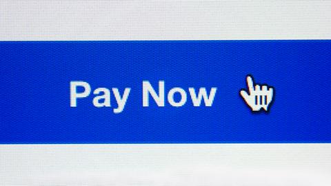 Smartphone Display mit dem Text: "Pay Now ("Bezahl jetzt").