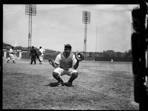 Dieses vom Carnegie Museum of Art zur Verfügung gestellte Foto aus dem Jahr 1942 zeigt den Baseball-Fänger der Homestead Grays, Josh Gibson, in der Hocke auf dem Forbes Field in Pittsburgh.