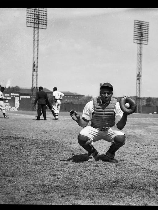 Dieses vom Carnegie Museum of Art zur Verfügung gestellte Foto aus dem Jahr 1942 zeigt den Baseball-Fänger der Homestead Grays, Josh Gibson, in der Hocke auf dem Forbes Field in Pittsburgh.