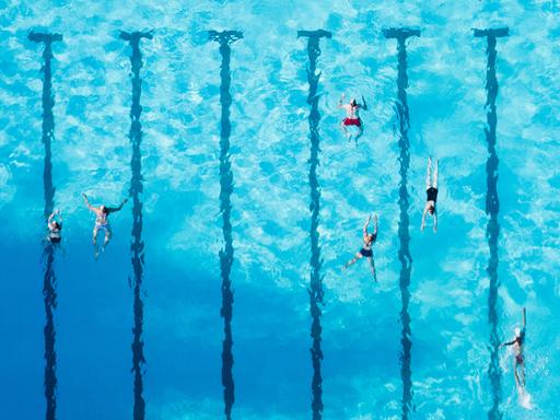 Luftaufnahme auf Schwimmer im Freibad Ricklinger Bad 