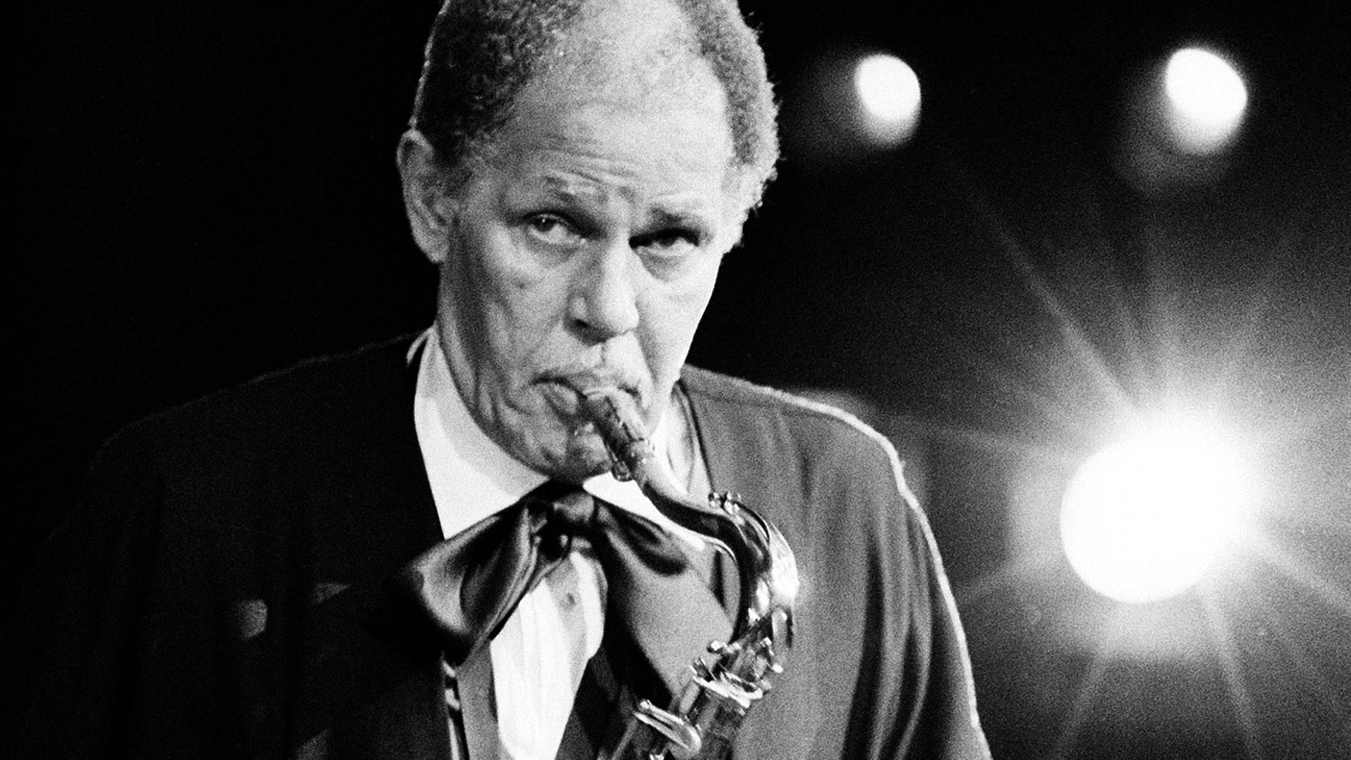 Dexter Gordon an seinem Saxofon beim "North Sea Jazz Festival", 1987.