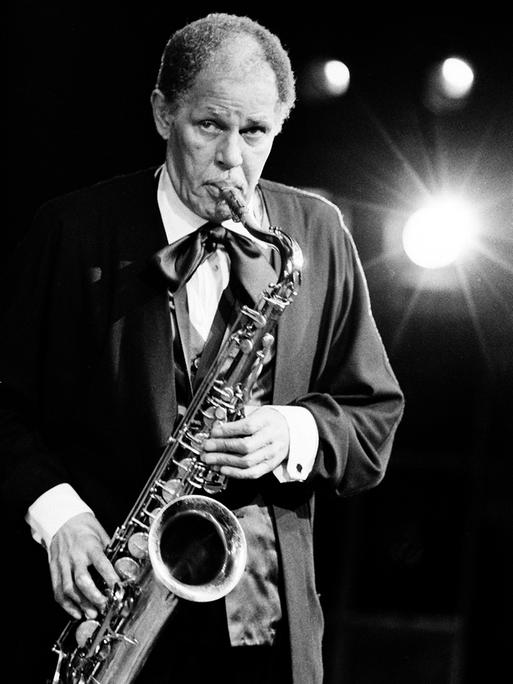 Dexter Gordon an seinem Saxofon beim "North Sea Jazz Festival", 1987.