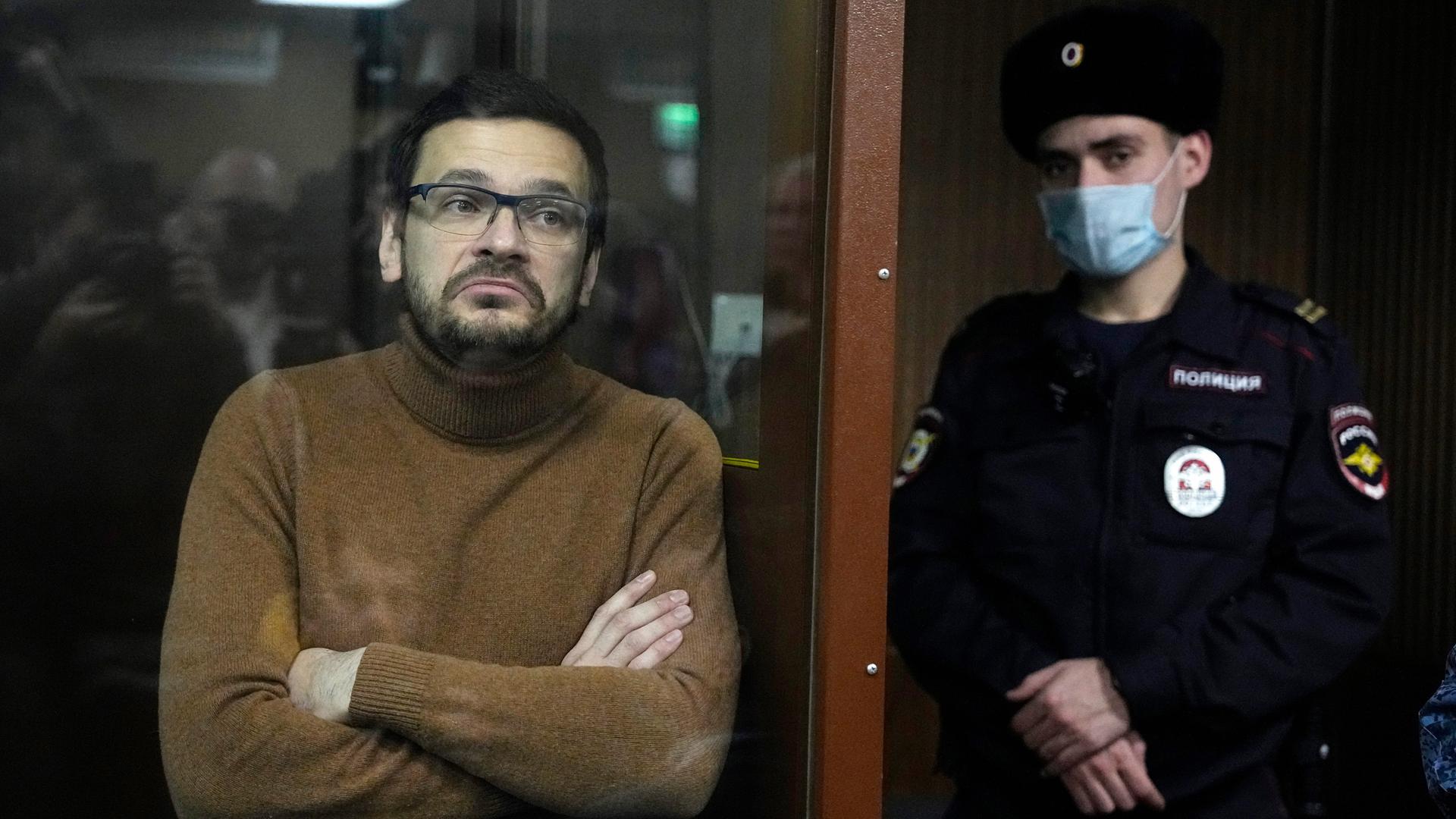 Ilja Jaschin (l), Oppositionsaktivist und ehemaliger Abgeordneter aus Russland, steht in einem Glaskäfig in einem Gerichtssaal. 