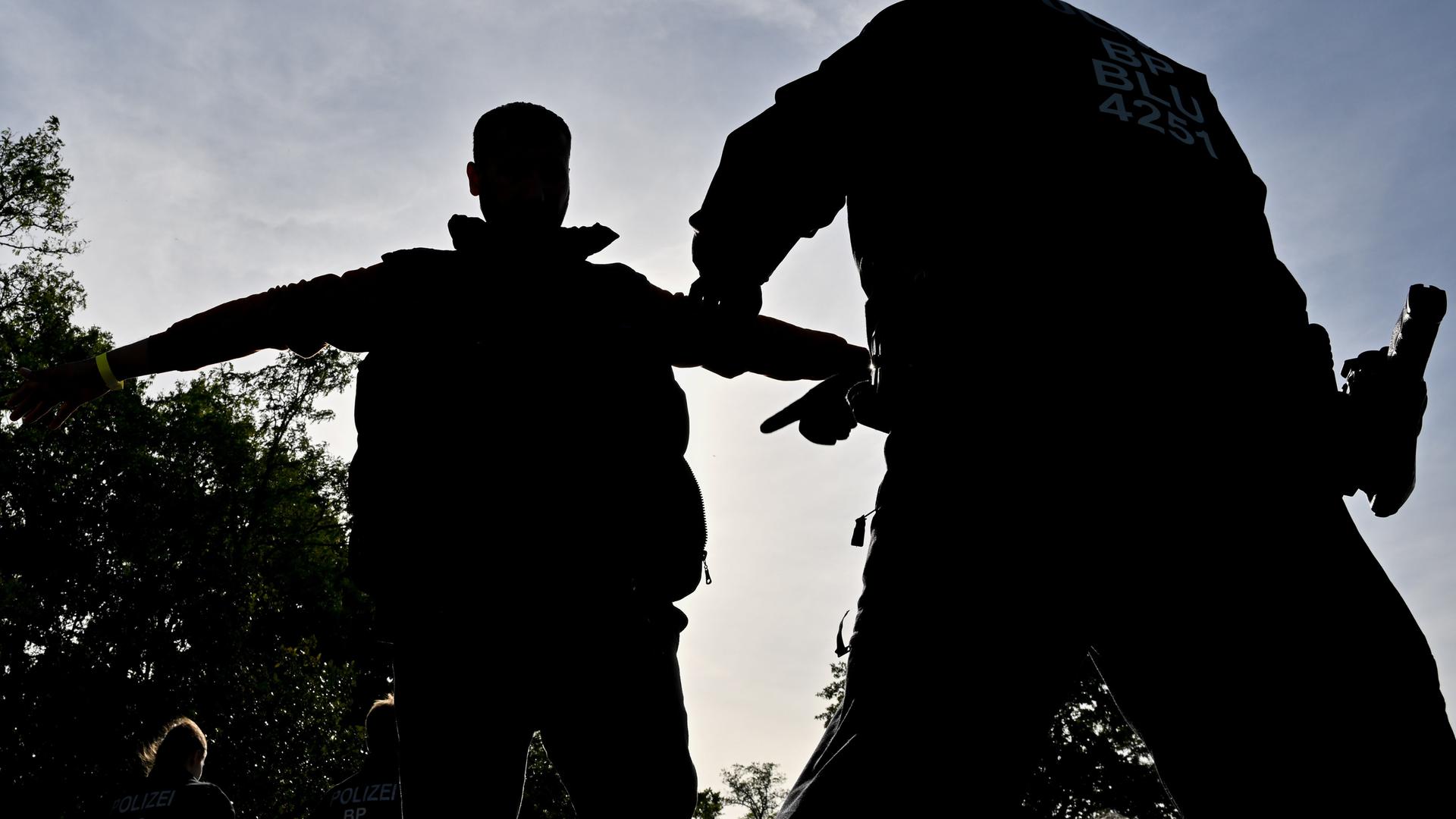 Ein unerlaubt eingereister Migranten wird von einem Beamten der Bundespolizei nahe Forst (Lausitz) durchsucht. 