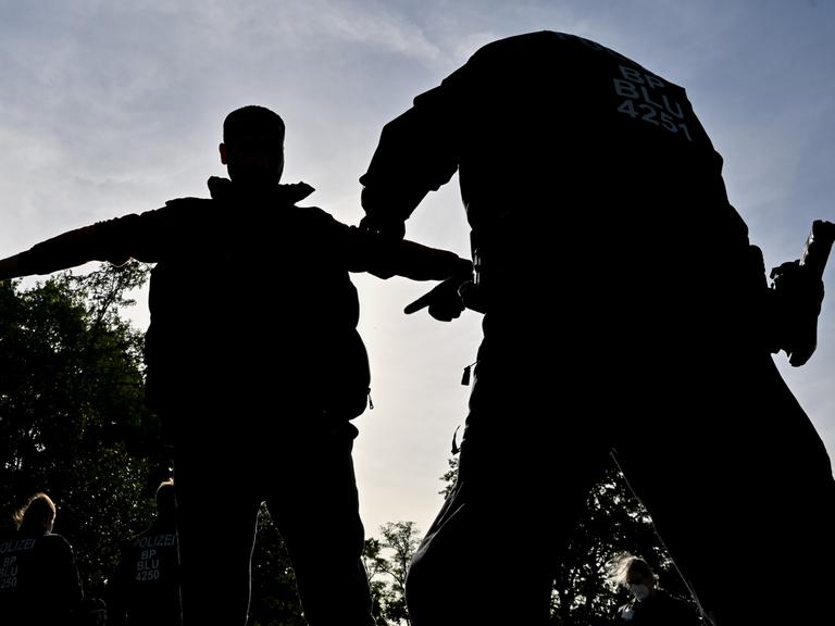 Ein unerlaubt eingereister Migranten wird von einem Beamten der Bundespolizei nahe Forst (Lausitz) durchsucht. 