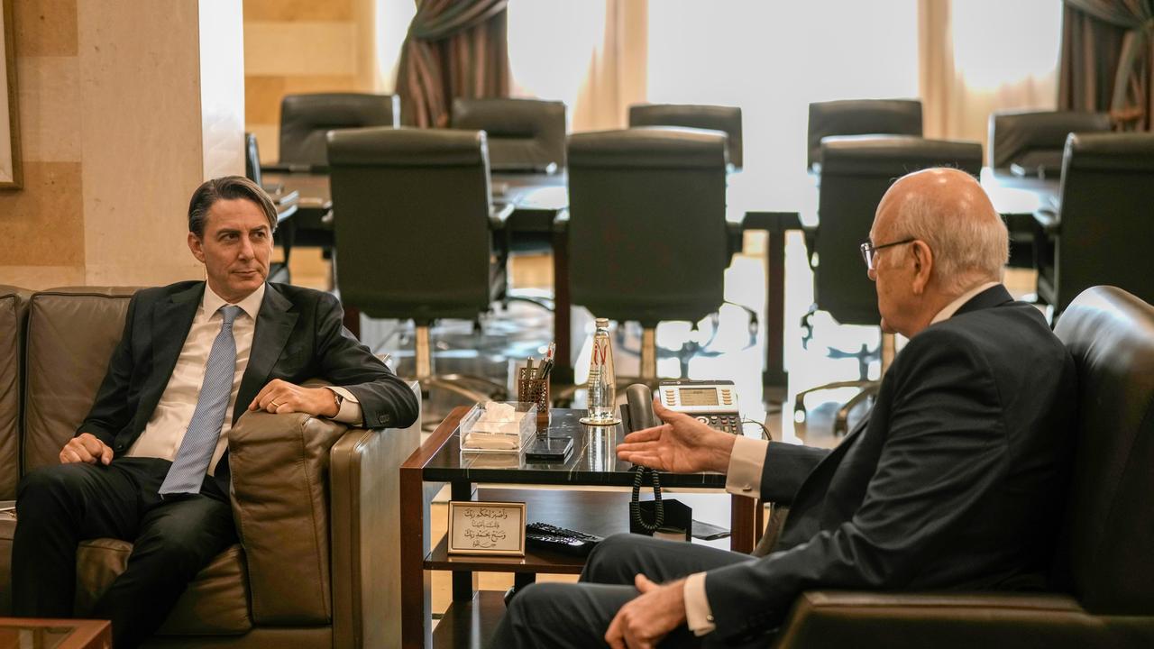 Amos Hochstein (l), US-Gesandter für den Nahen Osten, spricht mit Libanons geschäftsführendem Regierungschef Najib Mikati während eines Treffens in Beirut, Libanon. 