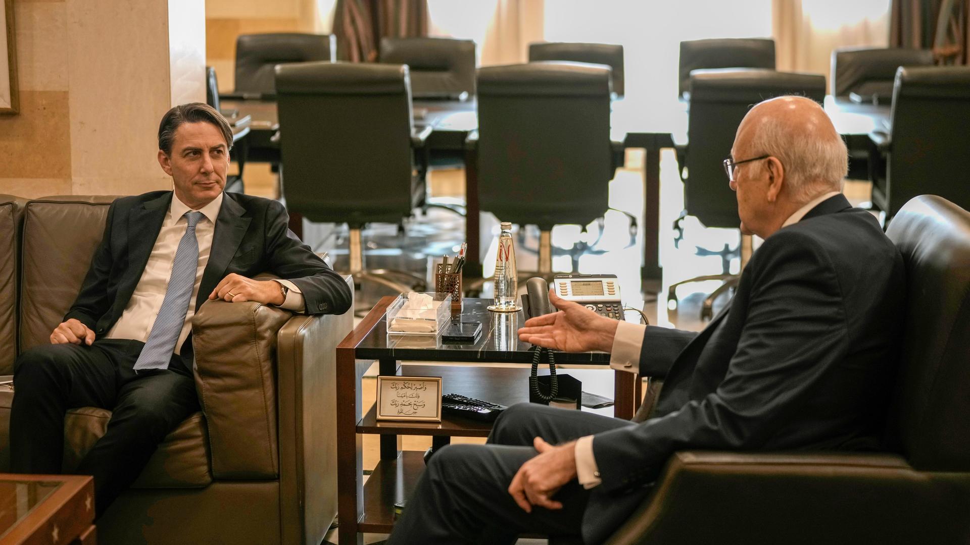 Amos Hochstein (l), US-Gesandter für den Nahen Osten, spricht mit Libanons geschäftsführendem Regierungschef Najib Mikati während eines Treffens in Beirut, Libanon. 