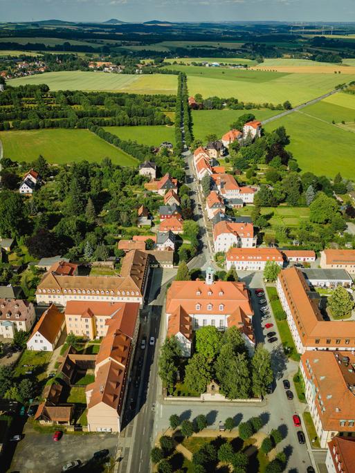 Luftaufnahme von Herrnhut, einer Landstadt im sächsischen Landkreis Görlitz in der Oberlausitz, zentral zwischen den Städten Löbau und Zittau gelegen.