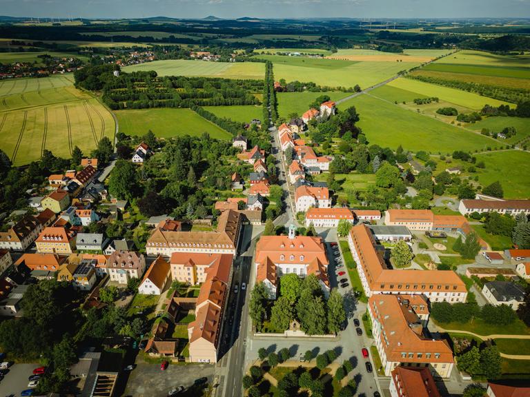 Luftaufnahme von Herrnhut, einer Landstadt im sächsischen Landkreis Görlitz in der Oberlausitz, zentral zwischen den Städten Löbau und Zittau gelegen.