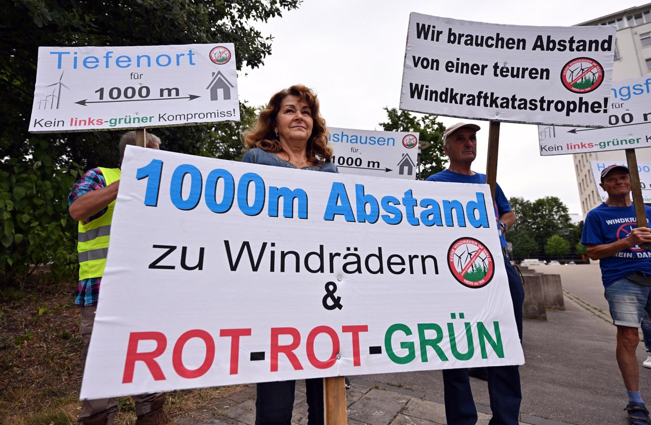 Windkraftgegner demonstrieren in Thüringen. Auf ihrem Transparent steht "1000 Meter Abstand zu Windrädern & Rot-Rot-Grün"