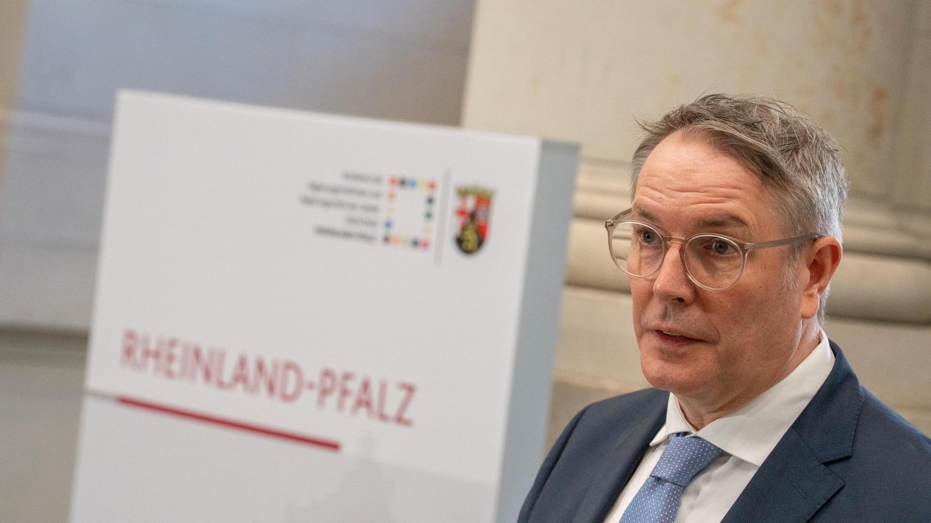 Alexander Schweitzer, Ministerpräsident Rheinland-Pfalz, spricht im Landtag. Alexander Schweitzer, Ministerpräsident Rheinland-Pfalz, spricht im Landtag.
