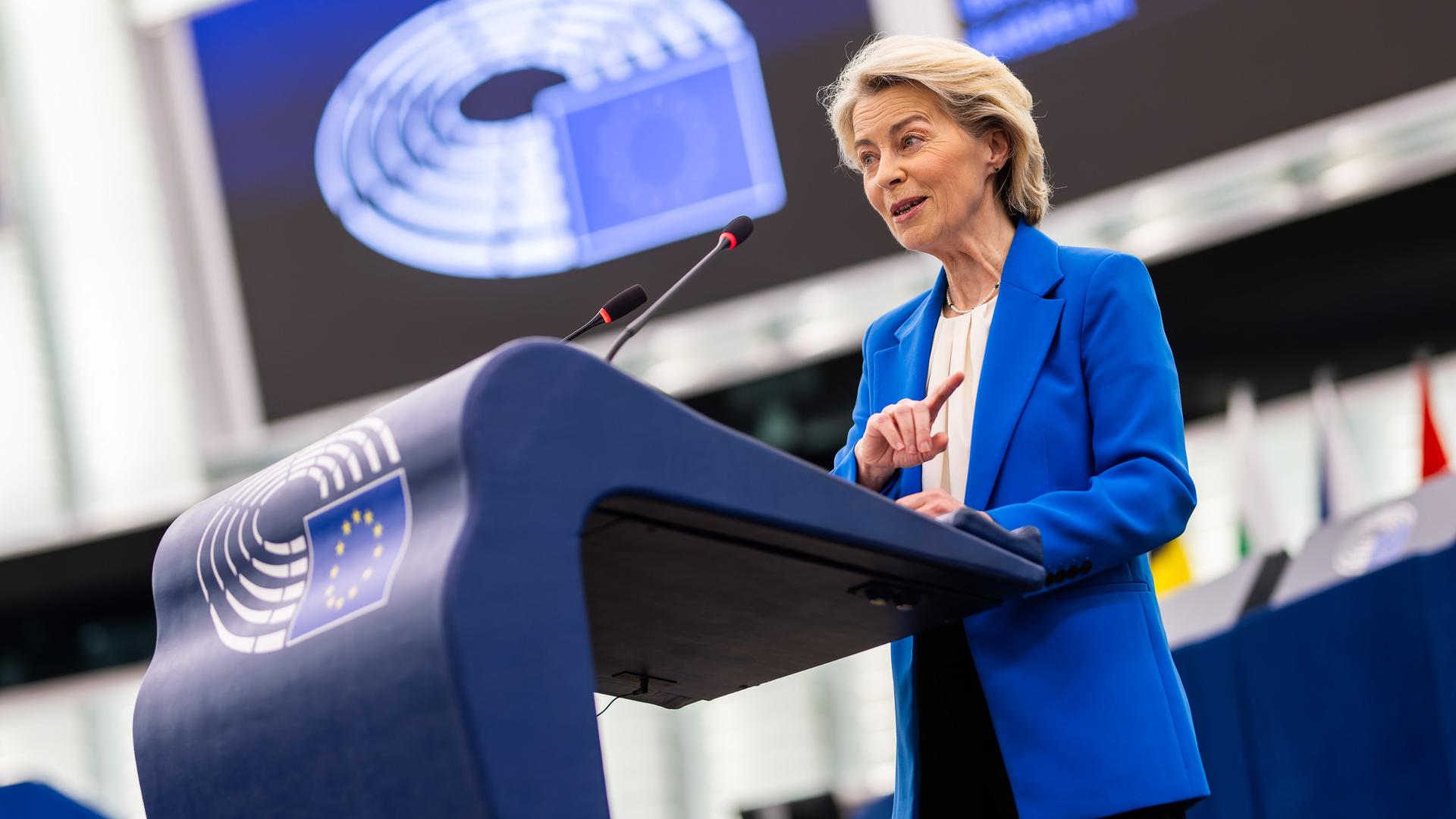 Ursula von der Leyen (CDU), Präsidentin der Europäischen Kommission, spricht im Gebäude des Europäischen Parlaments.