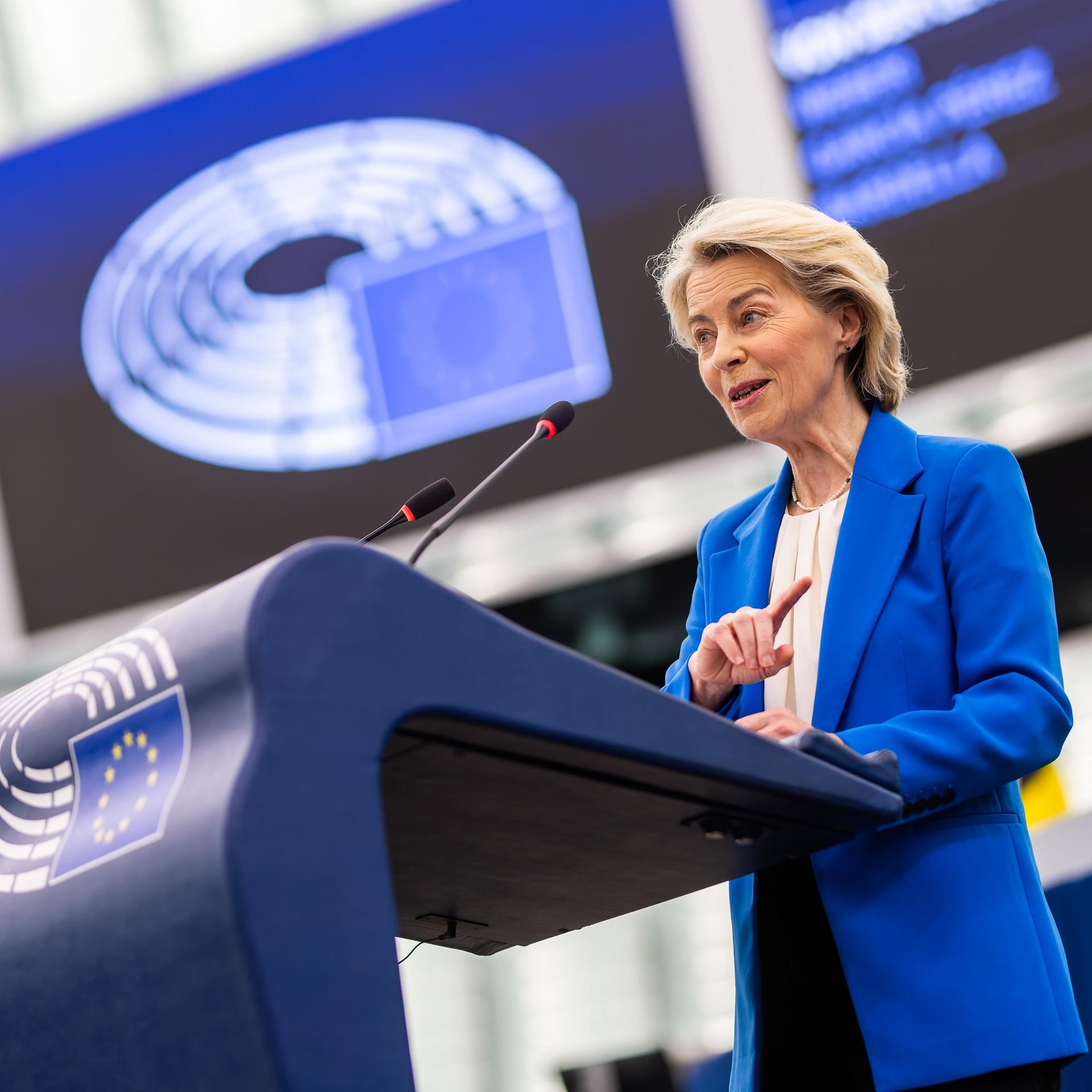 Ursula von der Leyen (CDU), Präsidentin der Europäischen Kommission, spricht im Gebäude des Europäischen Parlaments.