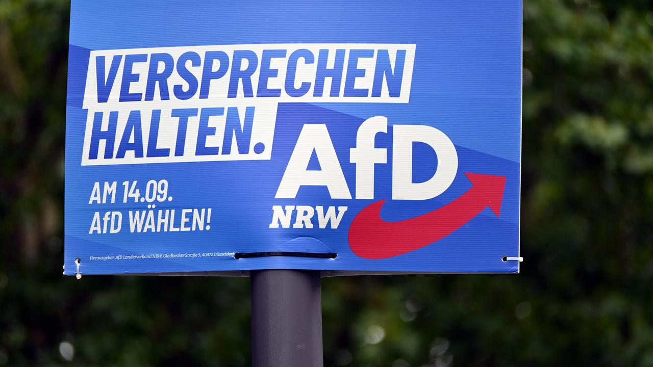 Ein Wahlplakat der Partei AFD Alternative für Deutschland für die Kommunalwahl NRW 2025 hängt an einem Lichtmast