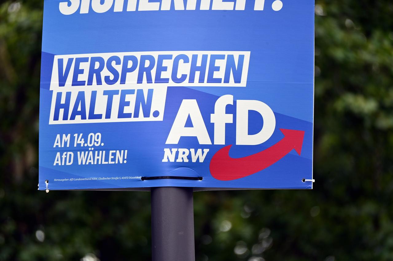 Ein Wahlplakat der Partei AFD Alternative für Deutschland für die Kommunalwahl NRW 2025 hängt an einem Lichtmast
