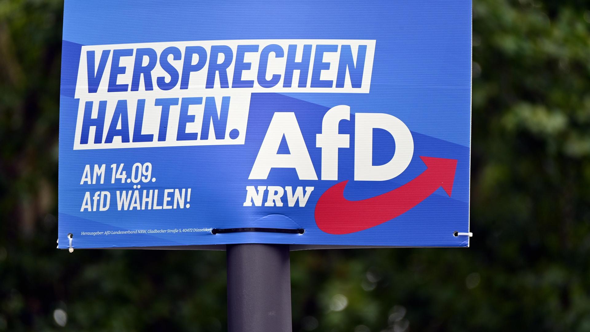 Ein Wahlplakat der Partei AFD Alternative für Deutschland für die Kommunalwahl NRW 2025 hängt an einem Lichtmast
