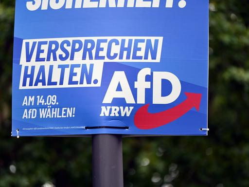 Ein Wahlplakat der Partei AFD Alternative für Deutschland für die Kommunalwahl NRW 2025 hängt an einem Lichtmast Ein Wahlplakat der Partei AFD Alternative für Deutschland für die Kommunalwahl NRW 2025 hängt an einem Lichtmast
