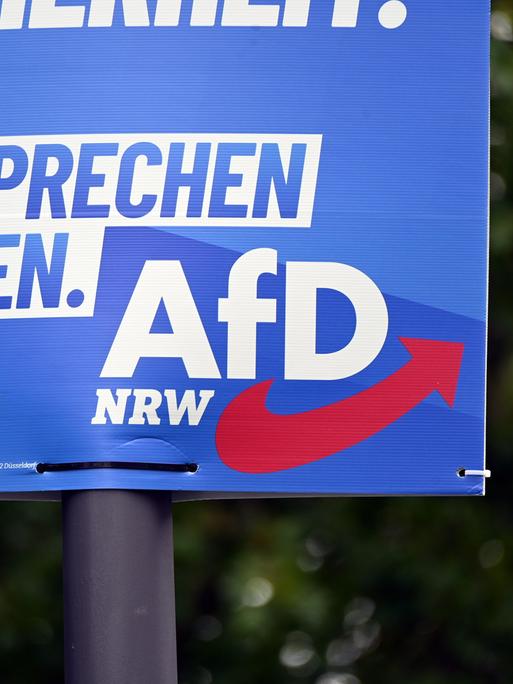 Ein Wahlplakat der Partei AFD Alternative für Deutschland für die Kommunalwahl NRW 2025 hängt an einem Lichtmast Ein Wahlplakat der Partei AFD Alternative für Deutschland für die Kommunalwahl NRW 2025 hängt an einem Lichtmast