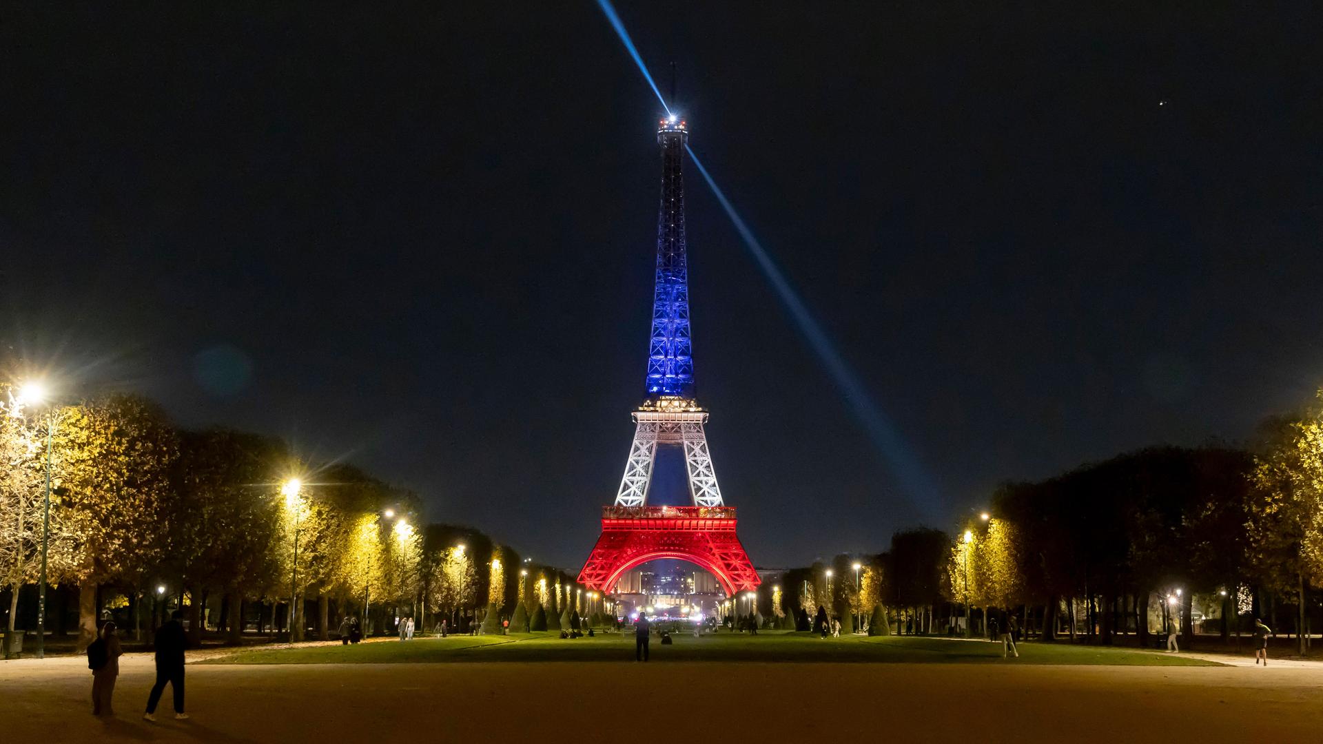 Der Pariser Eiffelturm ist in der Nacht vom 12. November in den Farben der Trikolore angestrahlt - am 13. November jähren sich die islamistischen Terroranschläge zum 10. Mal Der Pariser Eiffelturm ist in der Nacht vom 12. November in den Farben der Trikolore angestrahlt - am 13. November jähren sich die islamistischen Terroranschläge zum 10. Mal