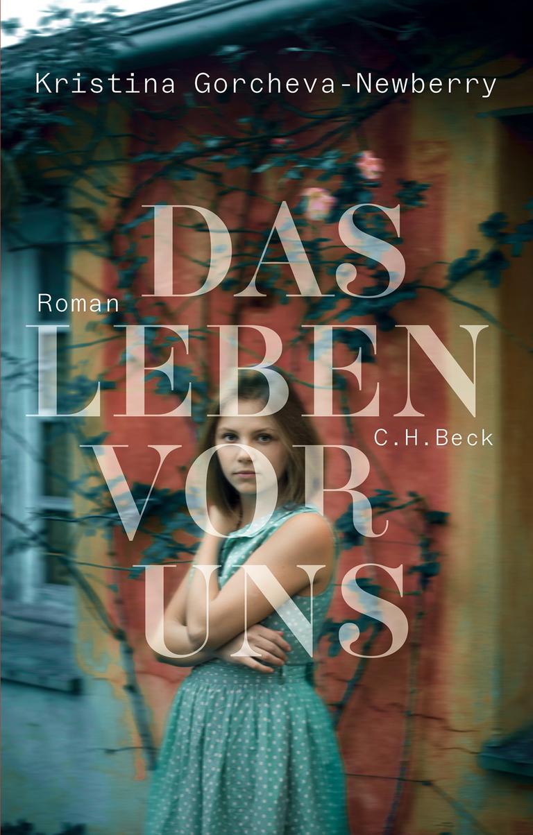 Auf dem Cover ist eine junge Frau vor einem Haus mit Rosen und blickt in die Kamera, darüber Autorinname und Buchtitel. 