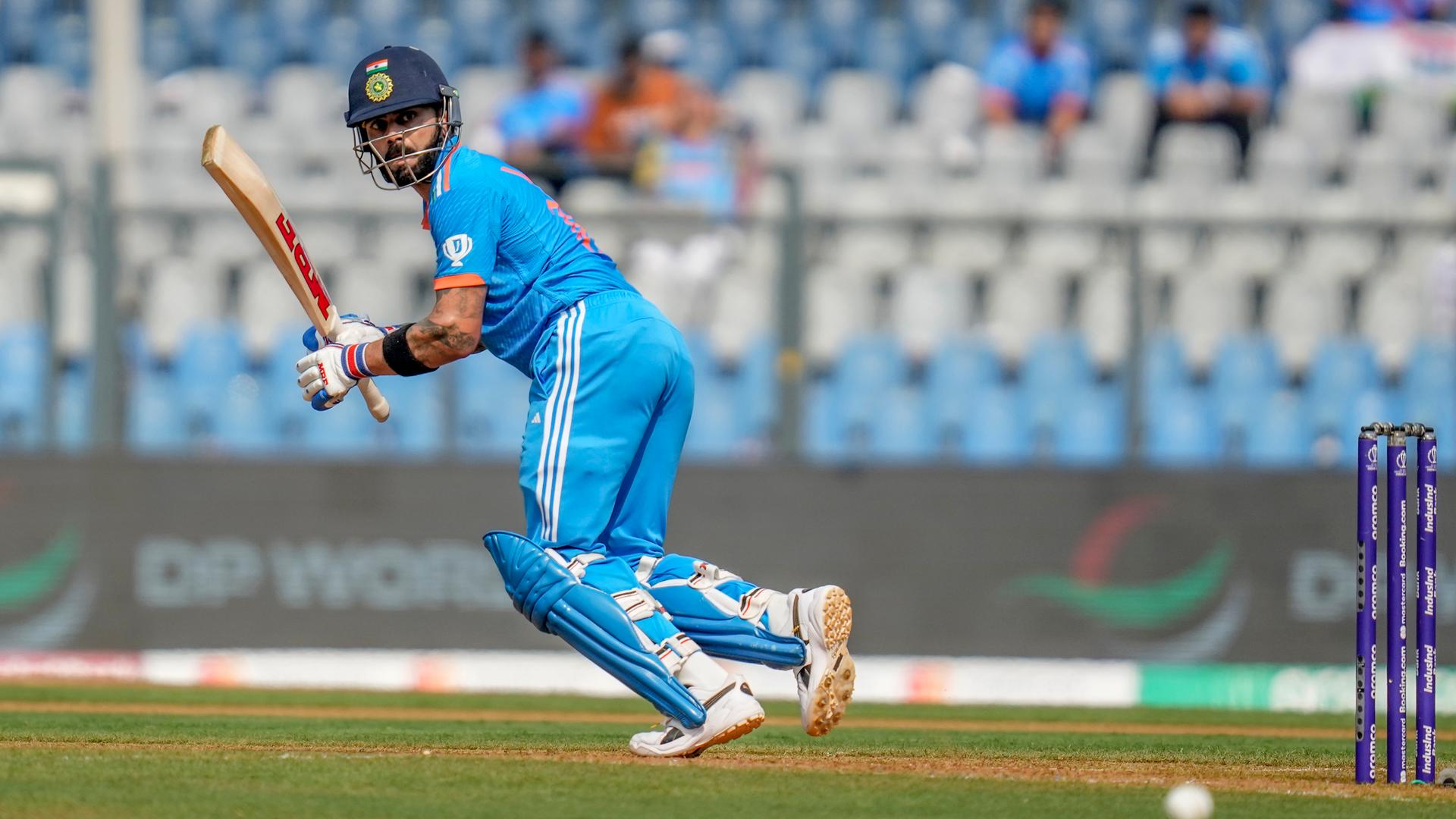 Indiens Spieler Virat Kohli beobachtet den Ball nach einem Schuss beim Spiel zwischen zwischen Indien und Sri Lanka während der Kricket-WM in Mumbai. Indiens Spieler Virat Kohli beobachtet den Ball nach einem Schuss beim Spiel zwischen zwischen Indien und Sri Lanka während der Kricket-WM in Mumbai.