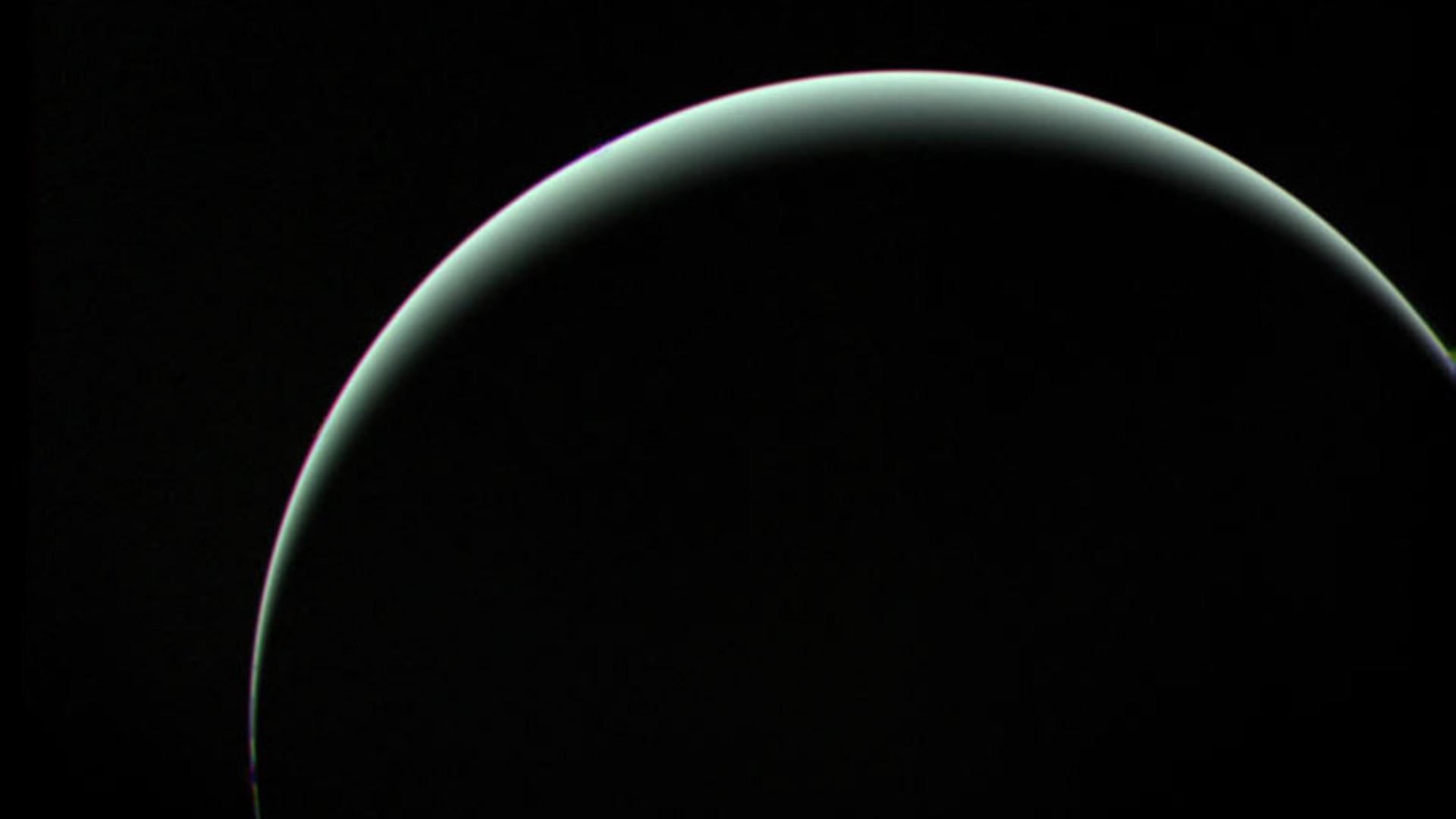 Die schmale Sichel des Planeten Uranus vor dem schwarzen Hintergrund des Weltalls