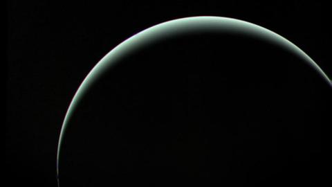 Die schmale Sichel des Planeten Uranus vor dem schwarzen Hintergrund des Weltalls