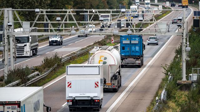 Auf der Autobahn sind viele LKW unterwegs.