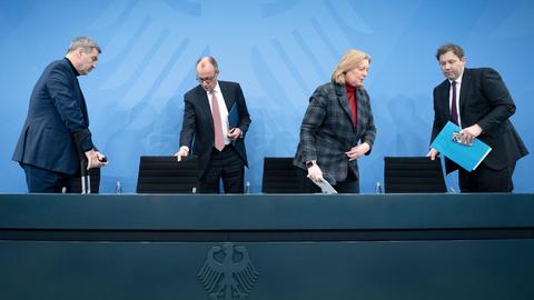 Markus Söder, Friedrich Merz, Bärbel Bas und Lars Klingbeil hinter einem Podium im Berliner Kanzleramt, 28.01.2026