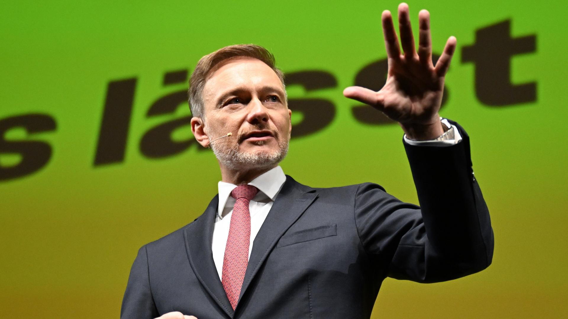 Stuttgart: Christian Lindner, Bundesvorsitzender der FDP, spricht im Opernhaus in Stuttgart beim traditionellen Dreikönigstreffen der FDP.