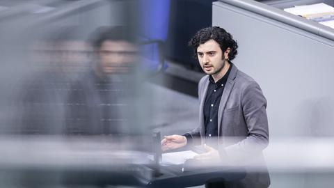 Das Bild zeigt den SPD-Politiker Hakan Demir, der am Rednerpult des Bundestages steht. 