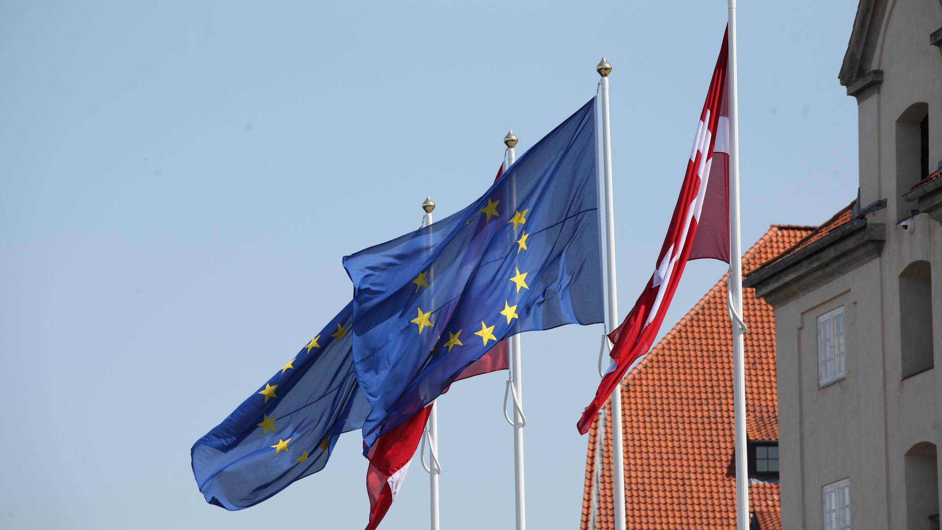 Die Flaggen Dänemarks und der EU wehen vor dem Außenministerium.