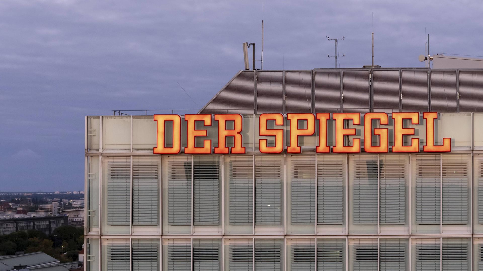 Die Fassade mit dem Schriftzug "Der Spiegel" des Spiegel Hauses zur Blauen Stunde in Hamburg
