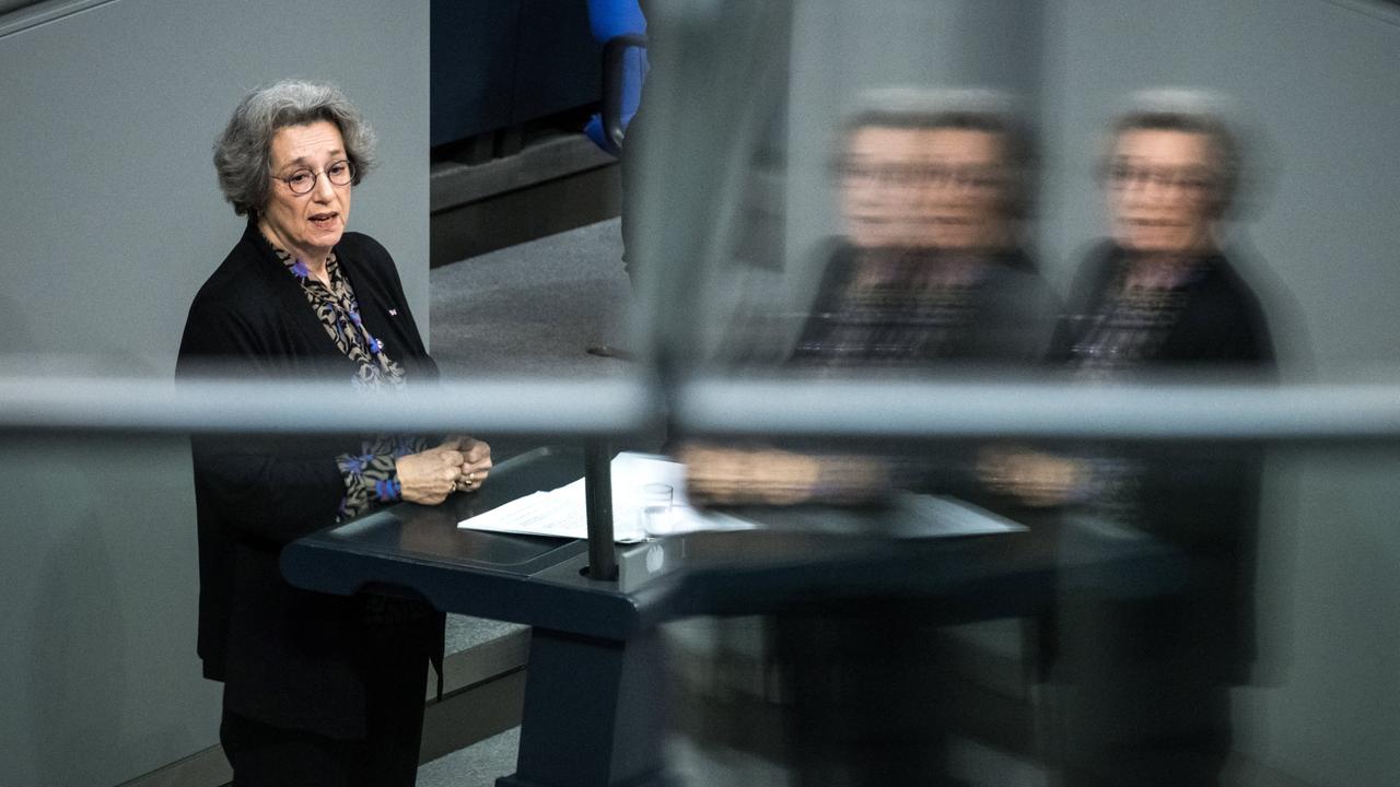 Rozette Kats steht im Bundestag am Rednerpult. Rozette Kats steht im Bundestag am Rednerpult.