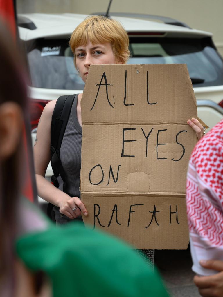 Ein junge Frau protestiert gegen den Krieg in Nahost mit einem Plakat auf dem "All eyes on Rafah" zu lesen ist.