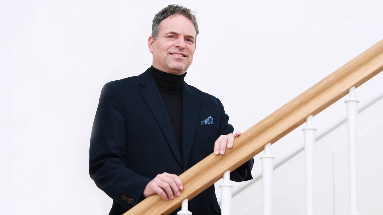 Ingmar Hoerr steht auf einer Treppe