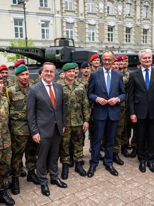 Bundeskanzler Friedrich Merz (CDU, 3.v.r.) steht neben Gitanas Nauseda (2.v.r.), Präsident von Litauen, Boris Pistorius (SPD, M), Verteidigungsminister, sowie Dovile Sakaliene (r), Verteidigungsministerin von Litauen, bei Soldaten der Panzerbrigade 45