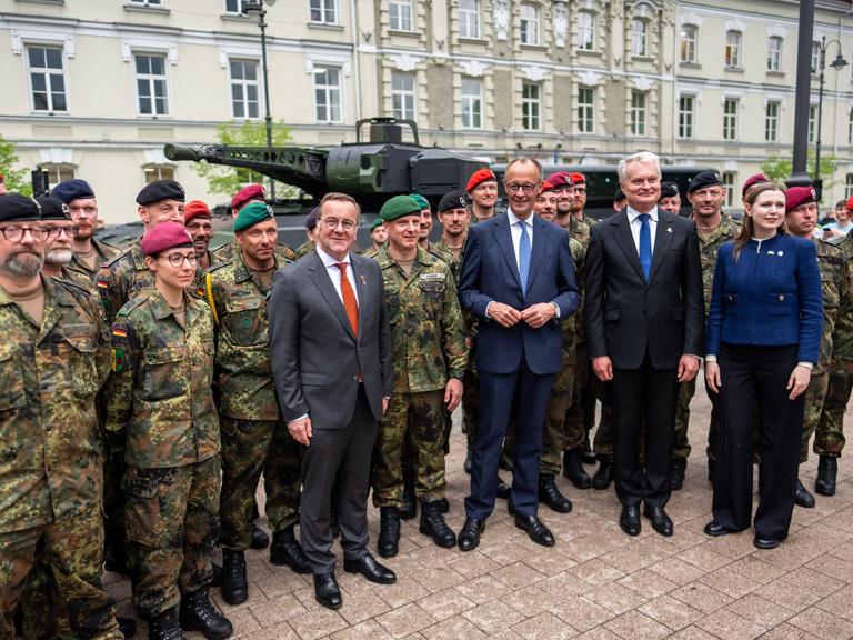 Bundeskanzler Friedrich Merz (CDU, 3.v.r.) steht neben Gitanas Nauseda (2.v.r.), Präsident von Litauen, Boris Pistorius (SPD, M), Verteidigungsminister, sowie Dovile Sakaliene (r), Verteidigungsministerin von Litauen, bei Soldaten der Panzerbrigade 45