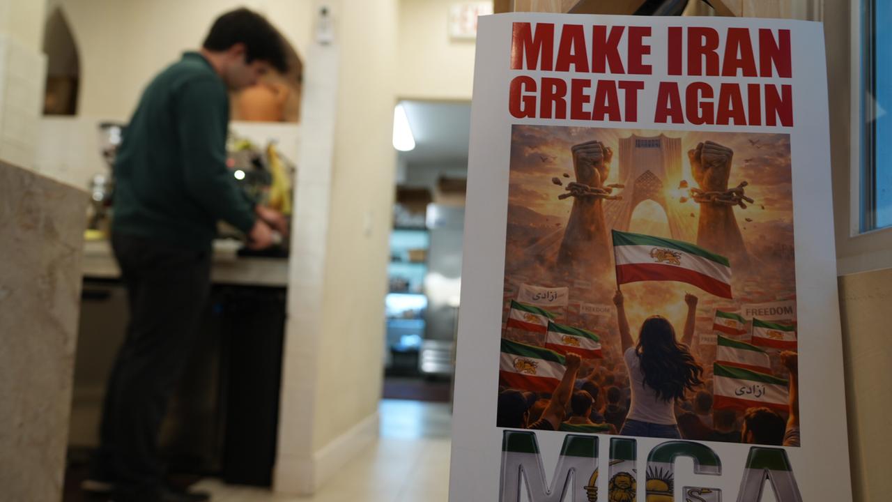 Ein Banner mit der Aufschrift "Make Iran Great Again" hängt in einem Café in Los Angeles in den USA; in der kalifornischen Stadt gibt es eine große iranische Community.